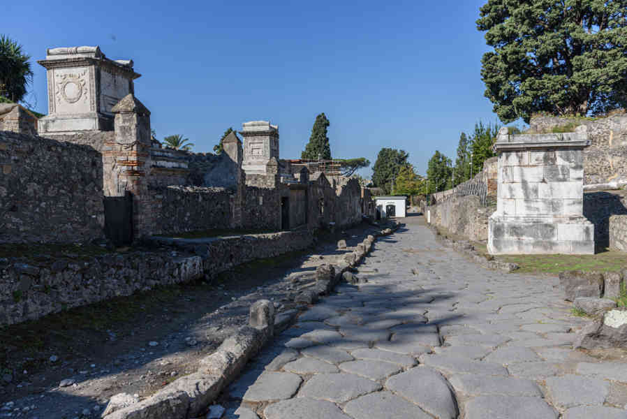 102 - Italia - Pompeya - parque arqueológico de Pompeya - Necrópolis de la Puerta de Herculano.jpg